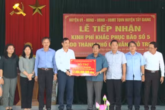 Lãnh đạo TP Đà Nẵng trao tiền hỗ trợ giúp huyện Tây Giang khắc phục thiệt hại. 