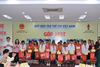 Biểu dương và tặng quà các em học sinh tiêu biểu người dân tộc thiểu số hoàn cảnh khó khăn.