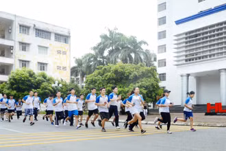 Sinh viên trường Đại học Bách Khoa Hà Nội tự tổ chức một buổi chạy cho UpRace.