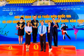 Ban tổ chức trao cúp cho các đội nhất, nhì và ba Giải cúp khiêu vũ mở rộng toàn quốc năm 2020.