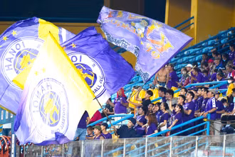 Các cổ động viên Hà Nội FC có mặt tại sân Hàng Đẫy ngày 10-10. (Ảnh: TRẦN HẢI)