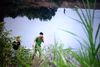 Khu vực sông nơi hai nghi can gây án.