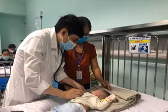 BSCK2 Lê Thanh Chương, Trưởng khoa Hồi Sức hô hấp, Trung tâm Hô hấp thăm khám cho bệnh nhi.