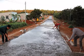 Bình Phước đẩy nhanh tiến độ bê-tông hóa giao thông nông thôn, tạo thuận lợi trong đi lại và thông thương hàng hóa.