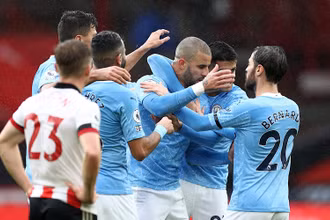 Các cầu thủ Man City mừng bàn thắng duy nhất của trận đấu.