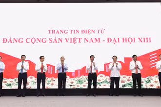 Các đồng chí lãnh đạo Đảng, Nhà nước thực hiện nghi thức khai trương Trang tin điện tử. Ảnh: NHẬT BẮC