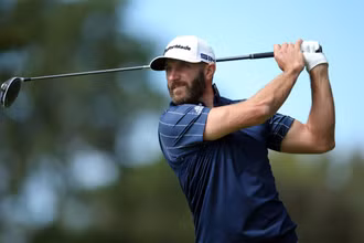Johnson phát bóng trên hố bốn vòng ba US Open trên sân Mamaroneck hôm 18-9. (Ảnh: PGA)