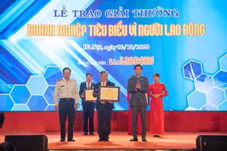 Ông Trần Xuân Hoàng - Ủy viên HĐQT, Chủ tịch Công đoàn BIDV - đại diện BIDV nhận Bằng khen của Tổng liên đoàn Lao động Việt Nam.