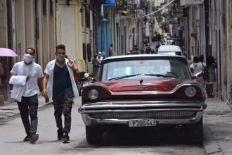 Người dân đeo khẩu trang khi đi lại trên đường phố Havana, Cuba, ngày 12-6. (Ảnh: Tân Hoa xã)