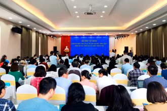 Tập huấn về nâng cao vai trò của văn học, nghệ thuật trong sự phát triển của đất nước thời kỳ mới, tại thị xã Sa Pa, sáng 6-10.