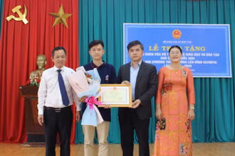 Á quân Đường lên đỉnh Olympia 2020 Vũ Quốc Anh (thứ 2 từ trái sang) cùng các thầy cô, nhận Bằng khen của Bộ trưởng GD-ĐT 
