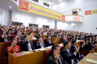 Các đại biểu biểu quyết thông qua Nghị quyết Đại hội. 