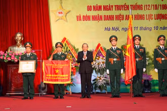 Phó Thủ tướng Thường trực Chính phủ Trương Hòa Bình trao danh hiệu Anh hùng LLVTND tặng Viện KH-CN quân sự