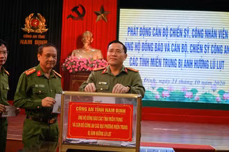 Đại tá Phạm Văn Long, Giám đốc Công an tỉnh Nam Định ủng hộ đồng bào và cán bộ, chiến sĩ miền trung ruột thịt.