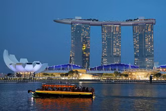 Marina Bay Sand lung linh về đêm là một điểm không thể bỏ qua của du khách khi đến Singapore (Ảnh: REUTERS)