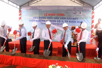 Các đại biểu thực hiện nghi thức khởi công cầu Vàm Cái Sứt.