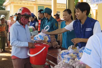 Hỗ trợ người dân vùng lũ (Ảnh: Ban tổ chức cung cấp).