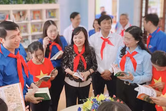 Các đồng chí đại diện lãnh đạo các bộ, ngành và địa phương cùng đại biểu "Cháu ngoan Bác Hồ" năm 2020 tham quan Công trình măng non.