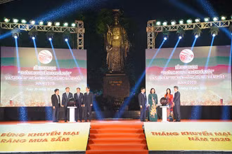 Các đại biểu bấm nút khai mạc Chương trình Tháng Khuyến mại Hà Nội 2020.