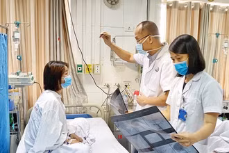 PGS Nguyễn Hồng Hà đang thăm khám cho bệnh nhân.