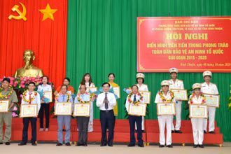 Các tập thể và cá nhân có thành tích xuất sắc trong thực hiện Quyết định số 521/QĐ-Ttg của Thủ tướng Chính phủ về “Ngày hội toàn dân bảo vệ an ninh Tổ quốc” giai đoạn 2015-2020 được Chủ tịch UBND tỉnh Bình Thuận tặng Bằng khen.