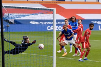 Thủ môn Adrian không thể ngăn bàn thua thứ hai của Liverpool.