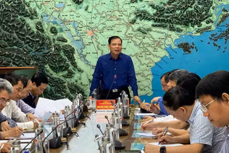 Bộ trưởng Nông nghiệp và Phát triển nông thôn, Phó Trưởng ban Thường trực Ban Chỉ đạo TƯ về PCTT Nguyễn Xuân Cường chủ trì cuộc họp về vận hành liên hồ chứa ngày 16-10.