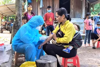 Cán bộ y tế tỉnh Đắk Lắk về tận thôn, buôn vùng sâu tiêm vaccine phòng bệnh bạch hầu cho người dân.
