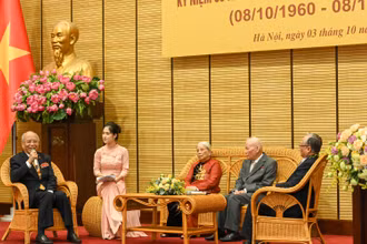 Các nhân chứng lịch sử trao đổi tại buổi tọa đàm.