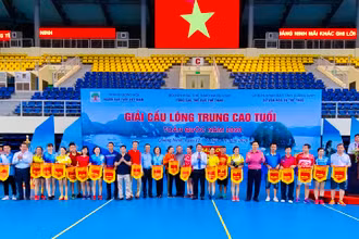 Ban tổ chức tặng cờ lưu niệm cho các đoàn tham dự giải.