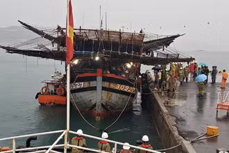 Tàu cá cùng 39 thuyền viên được đưa về bờ an toàn.