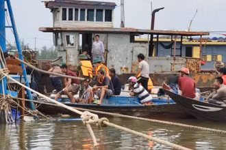 Lực lượng cứu hộ tìm thấy hai nạn nhân trong thân tàu bị chìm.