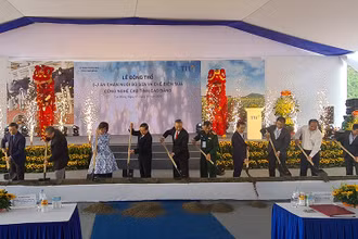Các đại biểu động thổ dự án chăn nuôi bò sữa và chế biến sữa công nghệ cao.