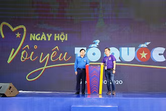 Đồng chí Nguyễn Anh Tuấn, Bí thư Thường trực T.Ư Đoàn TNCS Hồ Chí Minh, Chủ tịch T.Ư Hội LHTN Việt Nam (bên trái) ấn nút khởi động Ngày hội.