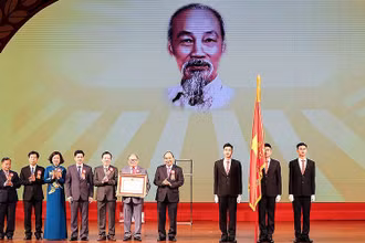 Thủ tướng Chính phủ Nguyễn Xuân Phúc trao Huân chương Hồ Chí Minh tặng Hội Nông dân Việt Nam. (Ảnh: TRẦN HẢI)