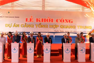 Các đại biểu bấm nút khởi công xây dựng cảng.