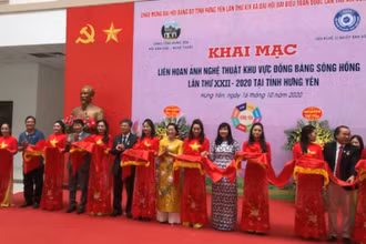 Các đại biểu cắt băng khai mạc Liên hoan ảnh nghệ thuật khu vực đồng bằng sông Hồng lần thứ 22.