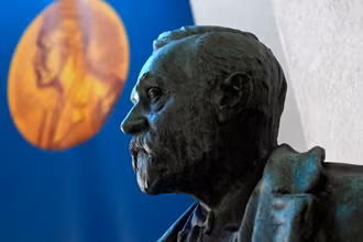 Trước thềm giải Nobel Văn học 2020: Ai sẽ giành chiến thắng?