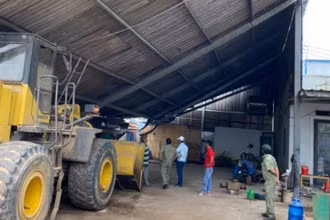 Lực lượng chức năng tiến hành cưỡng chế nhà xưởng do ông Tuấn xây dựng trái phép.