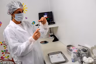 Bác sĩ nhi khoa, Tiến sĩ Monica Levi, người đã tiêm thử nghiệm vaccine Covid-19, đang làm việc tại Phòng khám chuyên khoa về Truyền nhiễm và Bệnh ký sinh trùng và chích ngừa ở Sao Paulo, Brazil ngày 24-7. Ảnh: Getty Images.