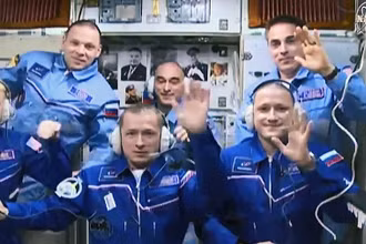 Trạm vũ trụ quốc tế hiện có sáu phi hành gia. Các thành viên phi hành đoàn của Expedition 64 Kate Rubins, Sergey Ryzhikov và Sergey Kud-Sverchkov (hàng trước từ trái sang) cùng các thành viên phi hành đoàn của Expedition 63 (hàng sau từ trái sang) Ivan Vagner, Anatoly Ivanishin và Chris Cassidy trên Trạm vũ trụ. Ảnh: NASA.