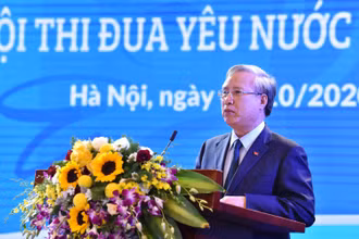 Đồng chí Trần Quốc Vượng, Thường trực Ban Bí thư phát biểu ý kiến tại buổi lễ.