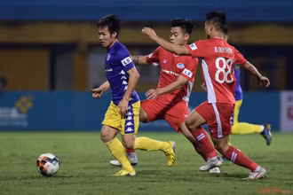 Rất nhiều cơ hội được tạo ra, nhưng bàn thắng không đến với đôi bên. (Ảnh: TRẦN HẢI)