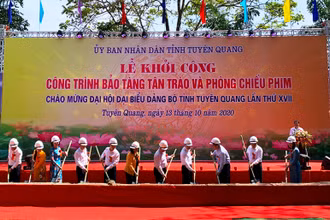 Đồng chí Trần Quốc Vượng, Ủy viên Bộ Chính trị, Thường trực Ban Bí thư cùng các đại biểu thực hiện khởi công công trình Bảo tàng Tân Trào.