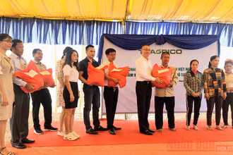 Đại sứ Vũ Quang Minh trao quà tặng bà con 