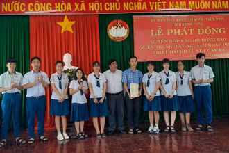 Tập thể Trường THPT Chuyên Nguyễn Bỉnh Khiêm quyên góp hỗ trợ đồng bào bị lũ lụt miền trung, Tây Nguyên.  