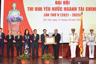 Thay mặt lãnh đạo Đảng, Nhà nước, Thủ tướng Nguyễn Xuân Phúc trao Huân chương Độc lập hạng Nhất tặng ngành tài chính. (Ảnh: TRẦN HẢI)
