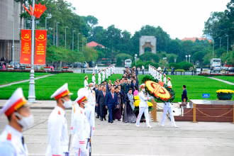 7 giờ 30 phút, Thủ tướng Chính phủ Nguyễn Xuân Phúc và Chủ tịch Quốc hội Nguyễn Thị Kim Ngân dẫn đầu Đoàn đại biểu xuất phát từ Nhà Quốc hội tới đặt vòng hoa và vào Lăng viếng Chủ tịch Hồ Chí Minh.