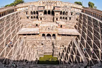 Giếng bậc thang Chand Baori (Ảnh: Jaipur Tourism)