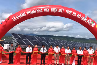 Lãnh đạo tỉnh Ninh Thuận cùng nhà đầu tư, nhà thầu cắt băng khánh thành dự án.